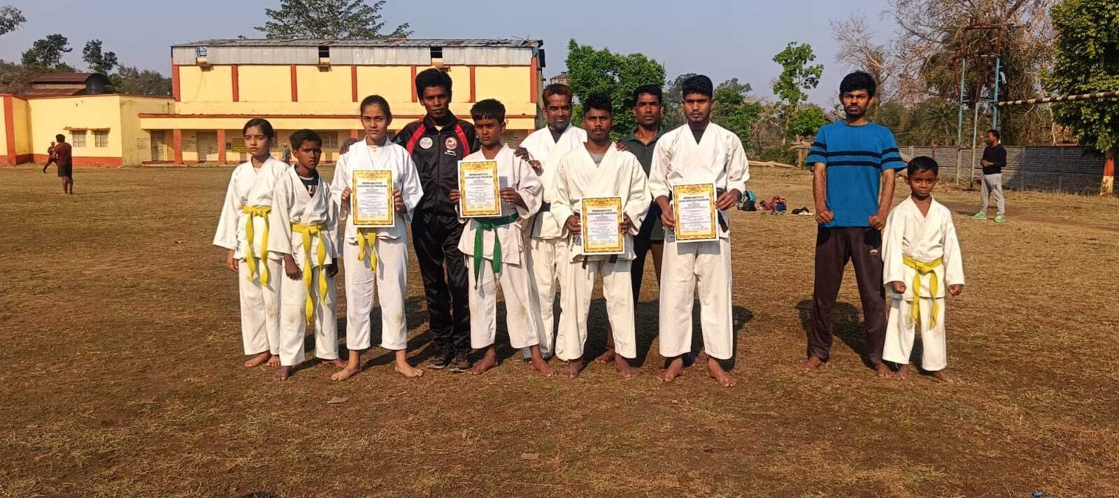 कराटे प्रतियोगिता के लिए खिलाड़ियों को प्रशिक्षण