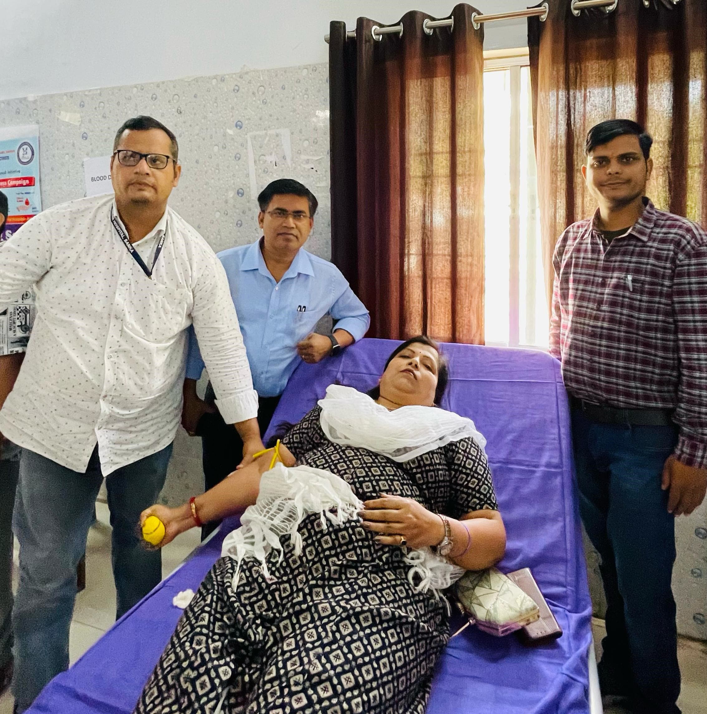 शिविर में मुख्य पार्षद सहित 16 लोगों ने किया रक्तदान