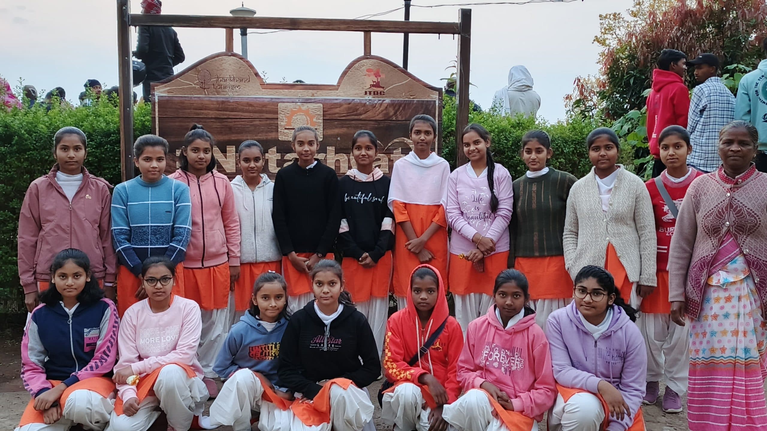 छात्राओं ने किया नेतरहाट का भ्रमण