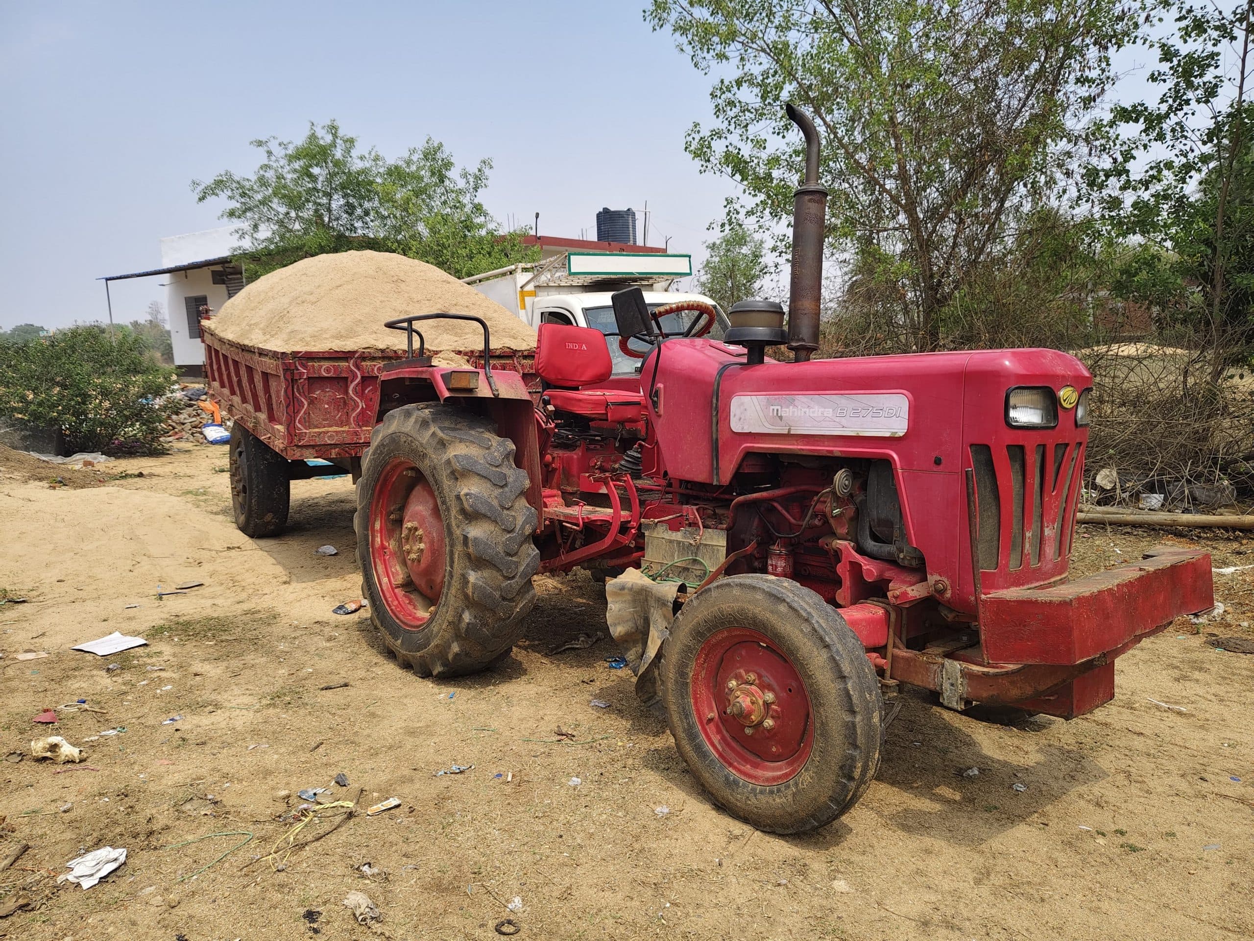 बालू लदे ट्रैक्टर को बुढ़ैई पुलिस ने किया जब्त