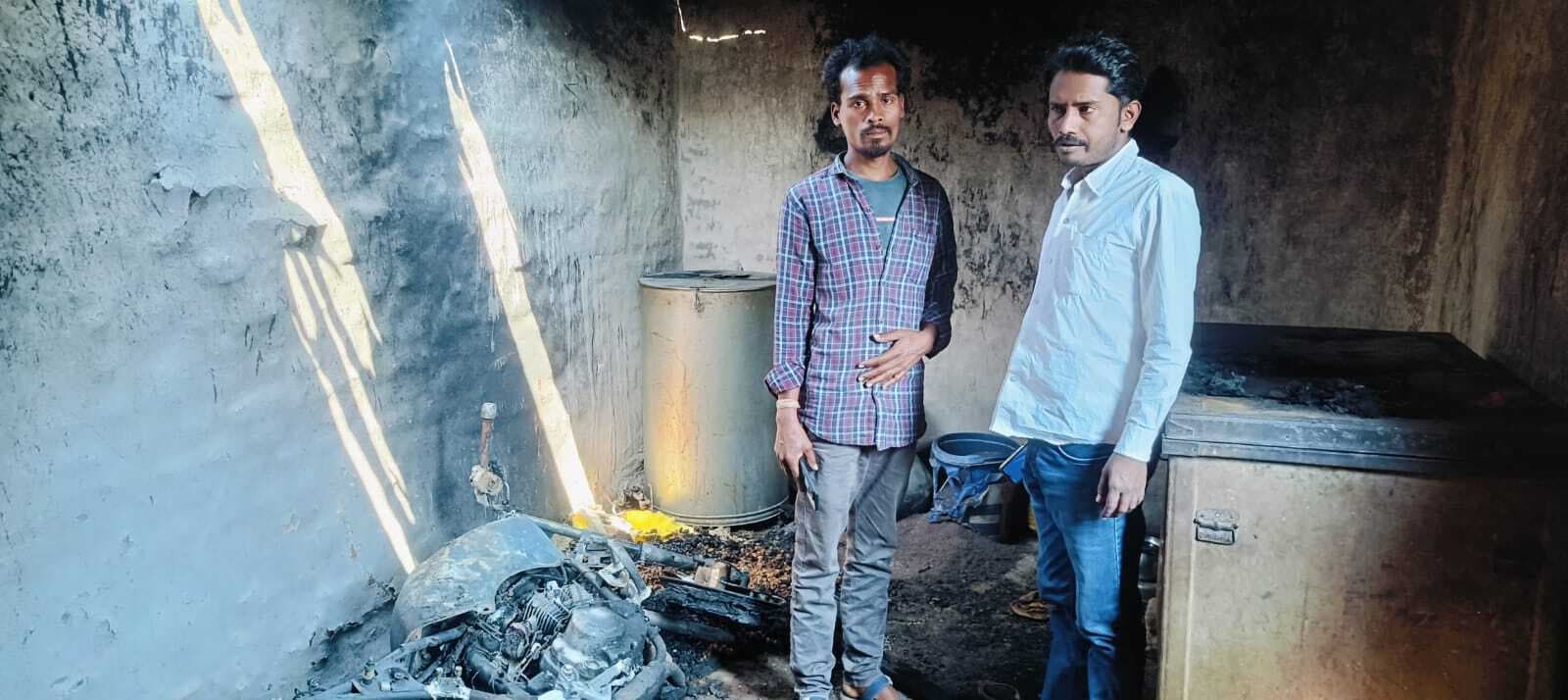 घर में लगी आग, बाइक समेत कई सामान जले