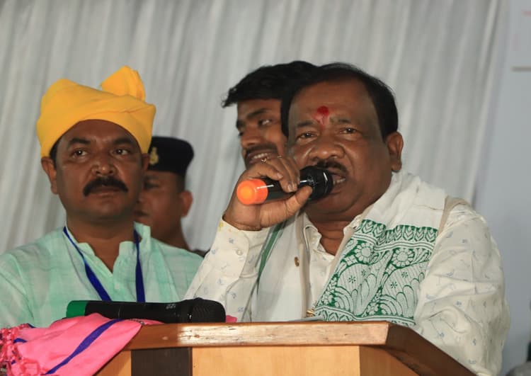 Jamshedpur news. युवाओं को शैक्षणिक व आर्थिक रूप से मजबूत बनने के प्रेरित करें : रामदास सोरेन