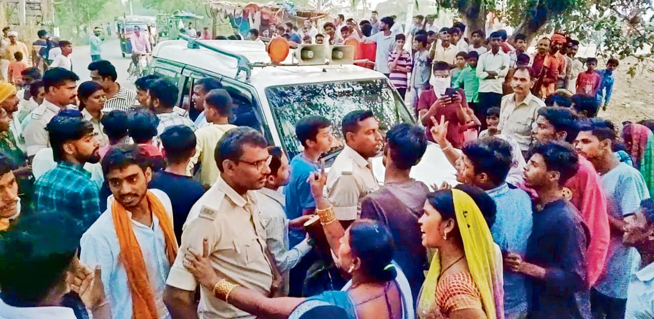 Sasaram news. शराब की सूचना पर पहुंची पुलिस पर हमला