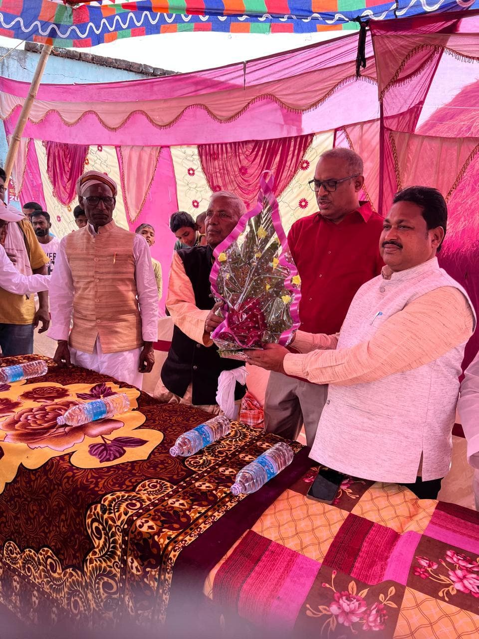 रजौन के मोहना गांव से शुरू हुई विशेष रथ के साथ जनसंवाद यात्रा