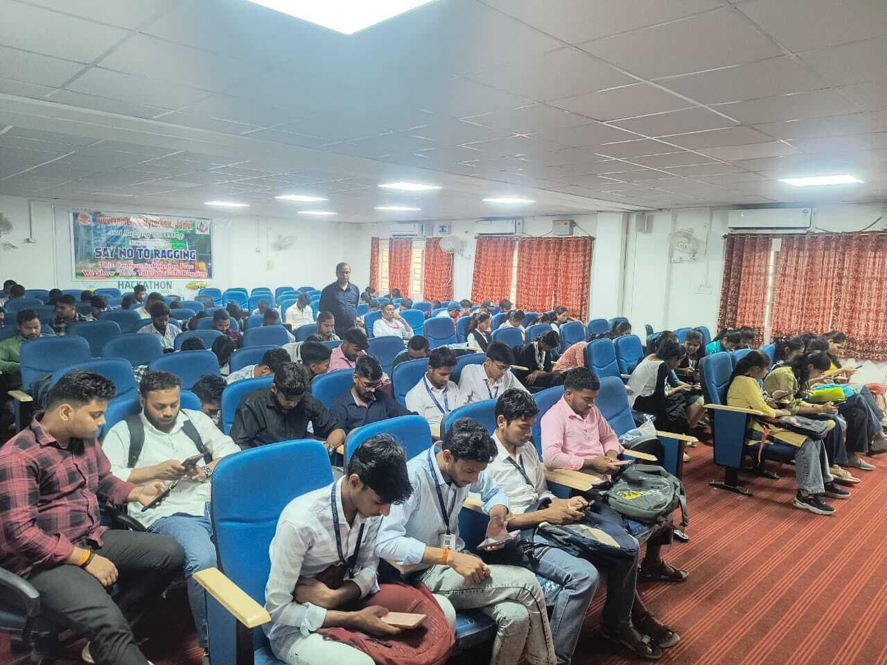 प्लेसमेंट ड्राइव में पॉलिटेक्निक कालेज के 52 छात्रों का चयन, खुशी