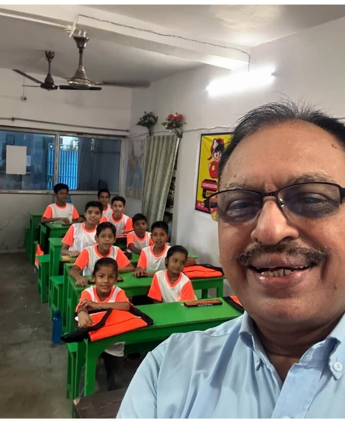 पूर्व डीएम के सान्निध्य में अभावग्रस्त बच्चे कर रहे उज्जवल भविष्य का निर्माण