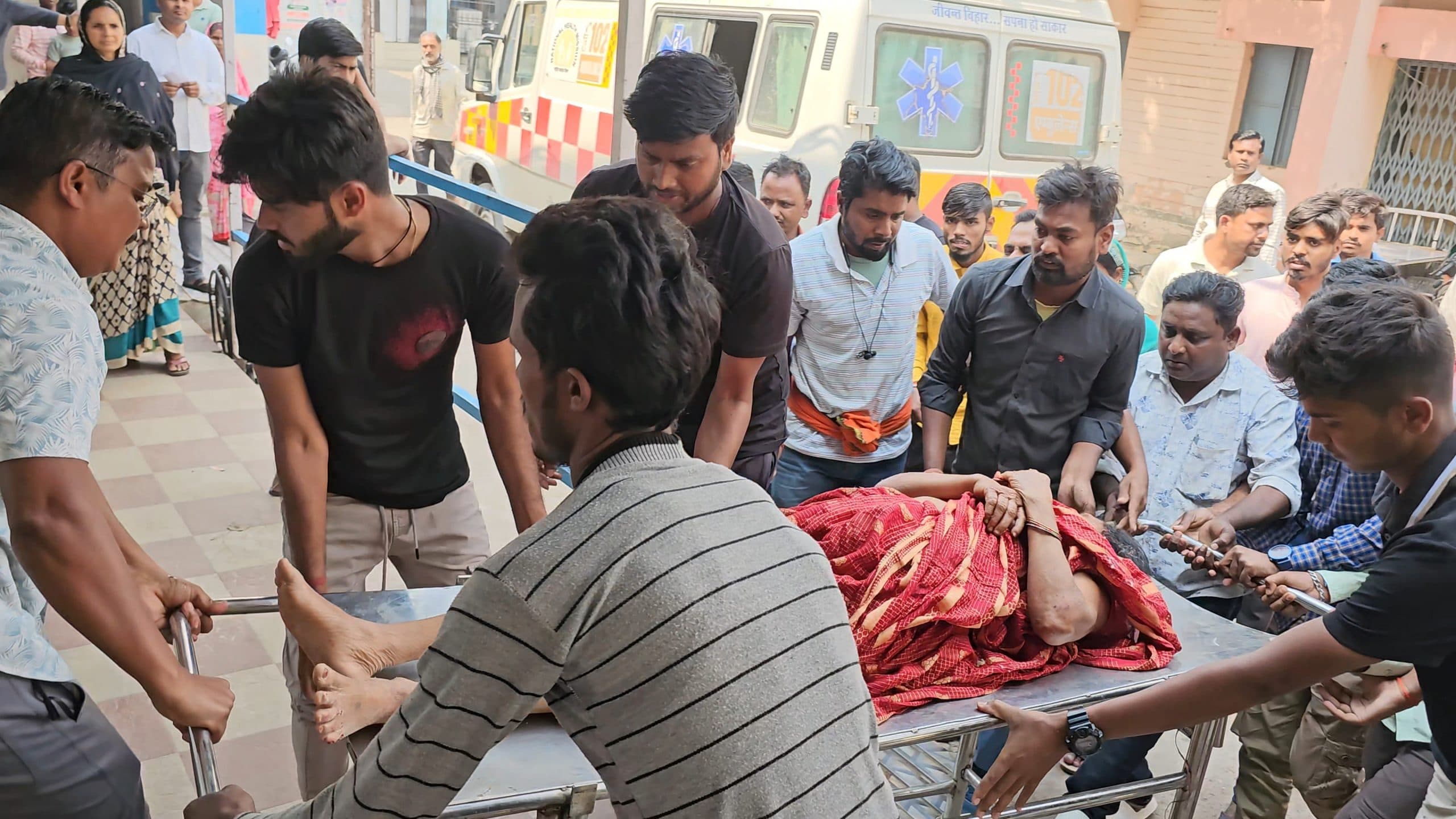 सड़क दुर्घटना में महिला घायल, पटना रेफर