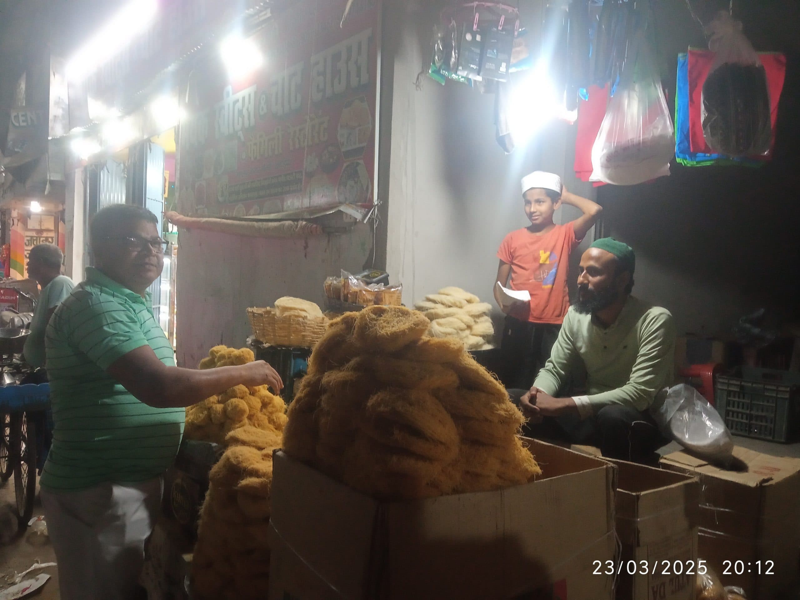 ईद करीब आते ही टोपियों का बाजार हुआ गुलजार