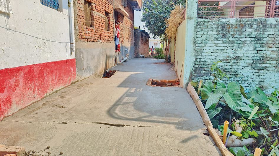 buxar news : बिना ईंट सोलिंग के सड़क की हो रही ढलाई