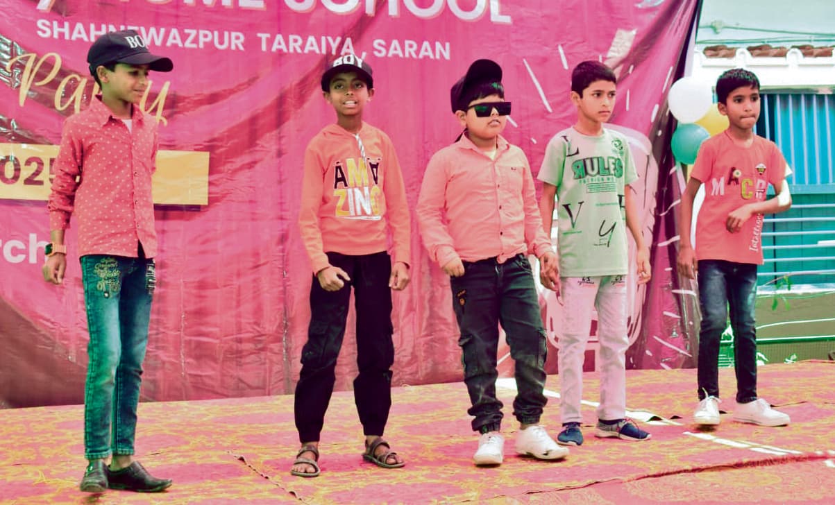 Chhapra News : बच्चों ने निकाली प्रभातफेरी और प्रस्तुत किया नुक्कड़ नाटक