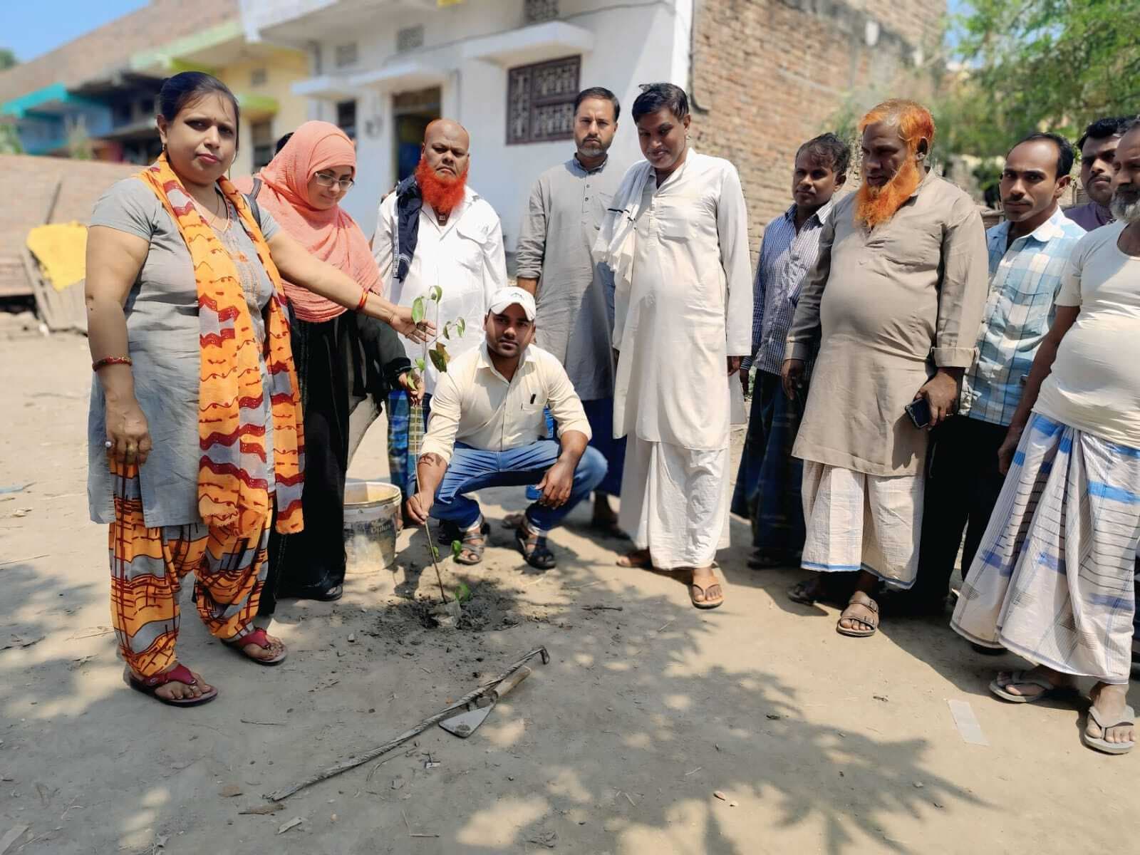 ग्राम कचरही जलकौड़ा में सरपंच ने लगाया औषधीय पौधा