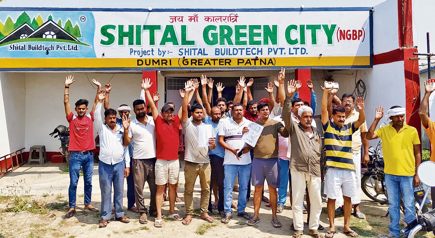 Chhapra News : नयागांव के किसानों ने फर्जी बैनामा के खिलाफ किया विरोध प्रदर्शन