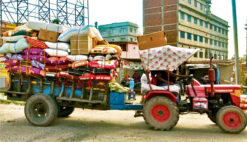 Chhapra News : शहर में वाहनों को ओवरलोड कर ढोया जा रहा सामान