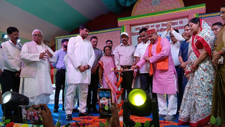 सांस्कृतिक कार्यक्रमों के बीच नंदनगढ़ महोत्सव में जमा रंग