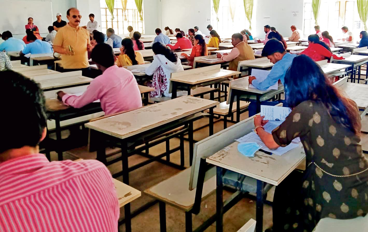 Chhapra News : पीएचडी प्रवेश परीक्षा में सिलेबस आधारित प्रश्नों को हल करने में सहज दिखे अभ्यर्थी