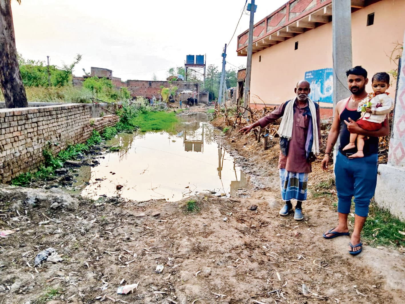 buxar news : पलिया महादलित बस्ती के पास सड़क पर जलजमाव से ग्रामीण परेशान