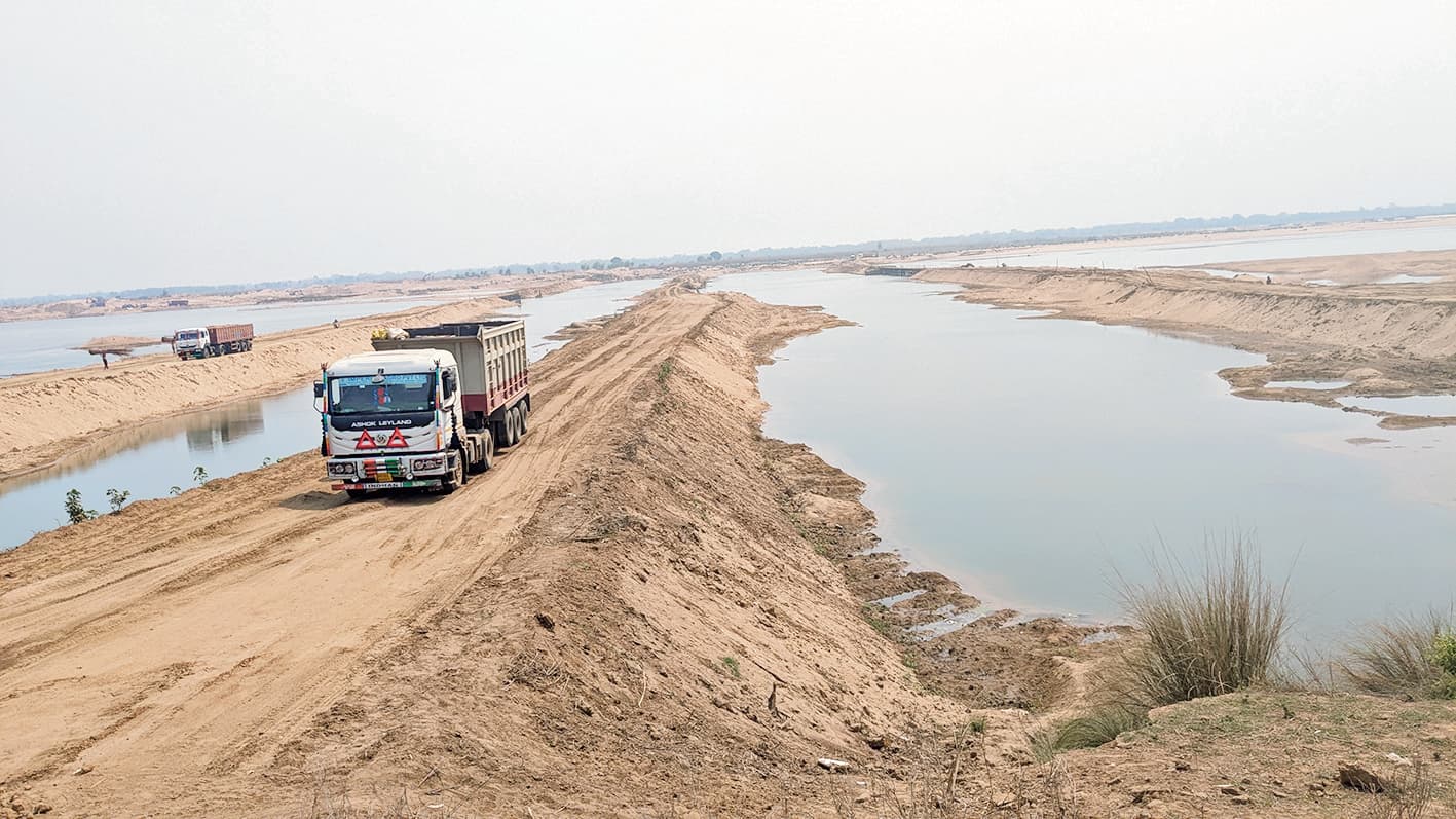 नियमों को नजरअंदाज कर हो रहा बालू खनन और परिचालन, जनता परेशान
