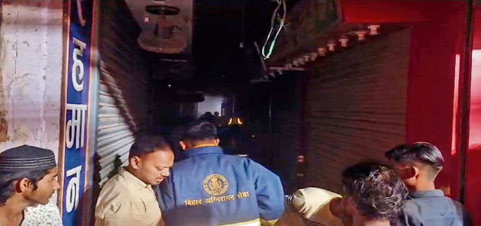 कपड़े की दुकान में लगी भीषण आग लाखों की संपत्ति जल कर राख