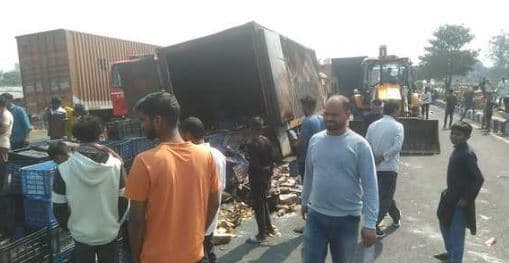 Giridih News: टायर ब्लास्ट होने के बाद डिवाइडर से टकरा जल गया कंटेनर, 50 लाख की क्षति