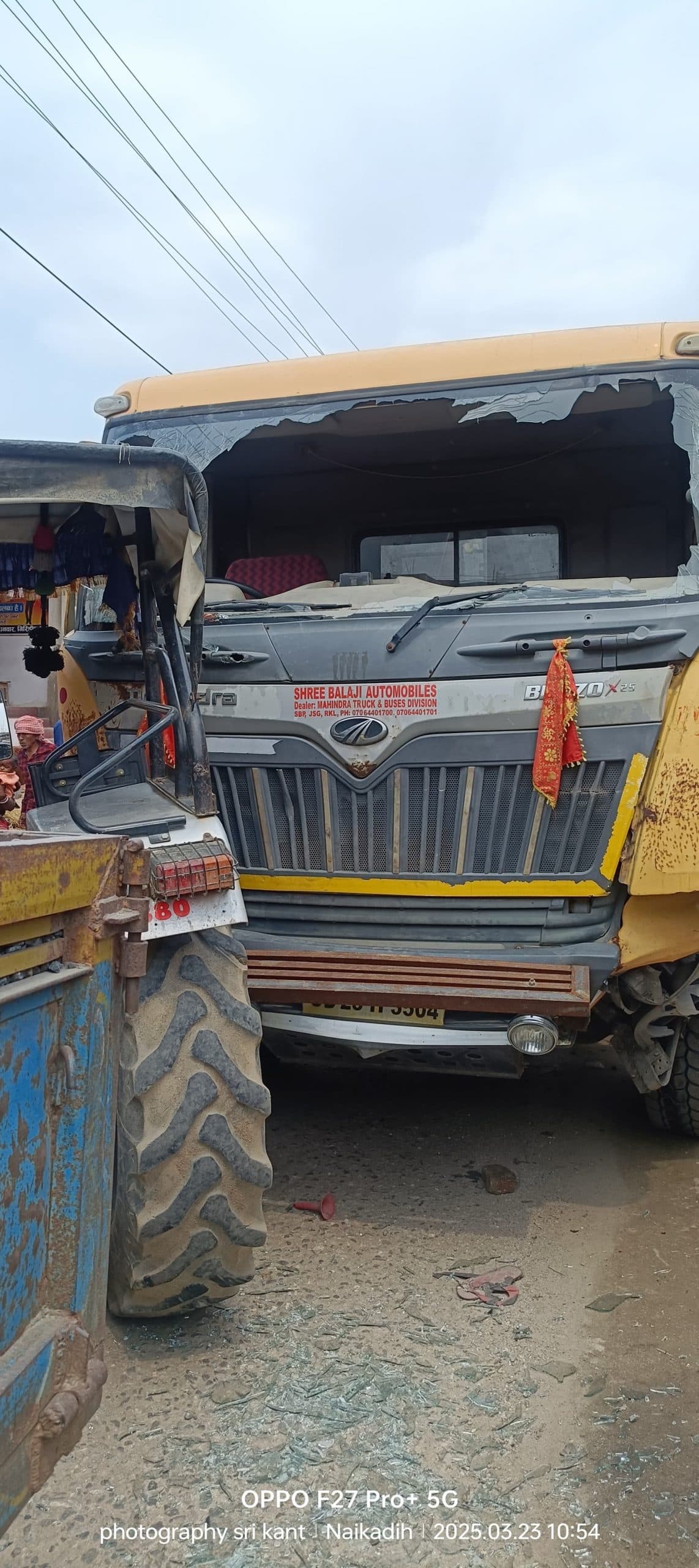 Giridih News: हाइवा ट्रैक्टर की हुई टक्कर, बड़ा हादसा टला