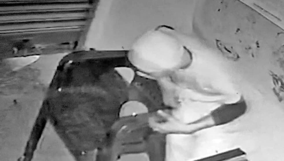 Gaya News : टिकारी में एक ही रात में तीन दुकानों व दो घरों में चोरी