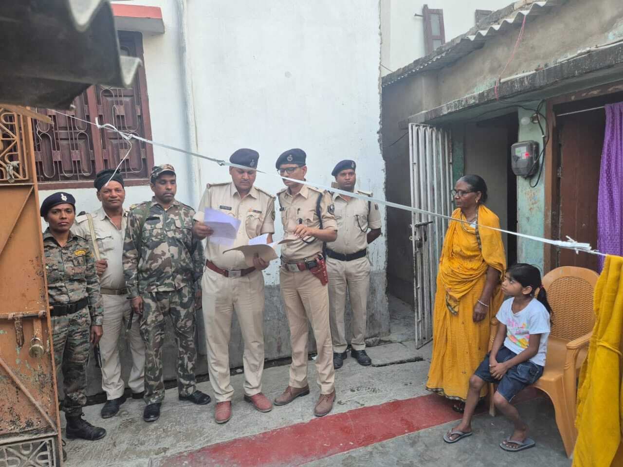 Samastipur News:जिलेभर में कांडों के फरार आरोपितों के घर की गई कुर्की की कार्रवाई