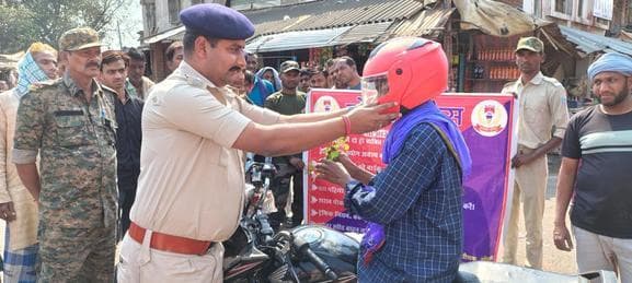 थानेदार ने पढ़ाया सड़क सुरक्षा का पाठ, बांटे हेलमेट