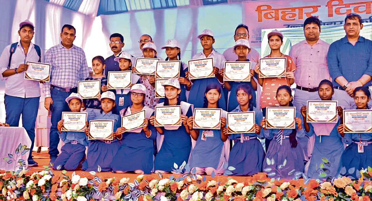 hajipur news. चित्रकला में चंचल, मेहंदी में नंदनी व क्विज में प्रतिभा रही अव्वल