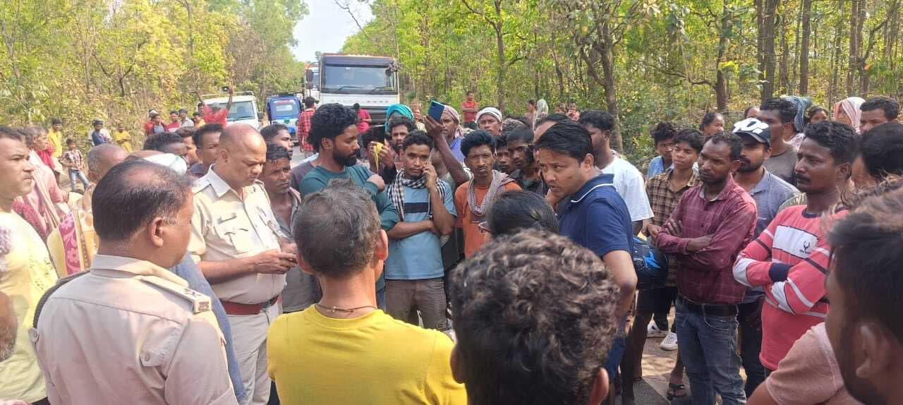 Chaibasa News : ट्रेलर ने स्कूटी को धक्का मार 30 मीटर घसीटा, महिला की मौत