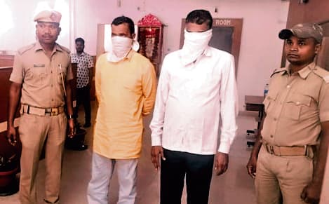 Rourkela News: बिसरा में नकली इंजन ऑयल फैक्ट्री चलानेवाले दो भाई गिरफ्तार, 1025 लीटर मिलावटी ऑयल जब्त