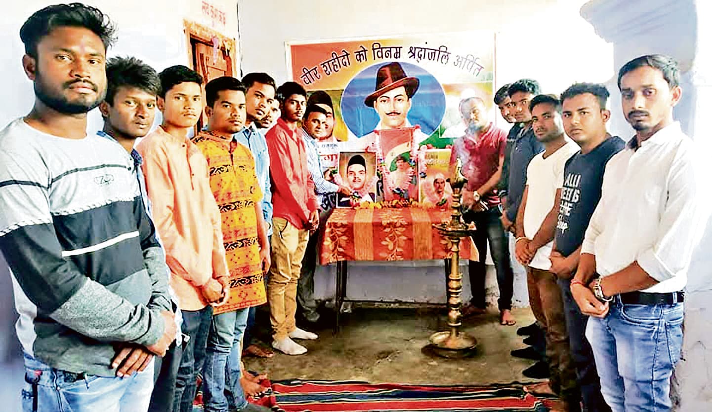 seraikela kharsawan news: युवाओं ने श्रद्धा से किया भगत सिंह, राजगुरु और सुखदेव को नमन