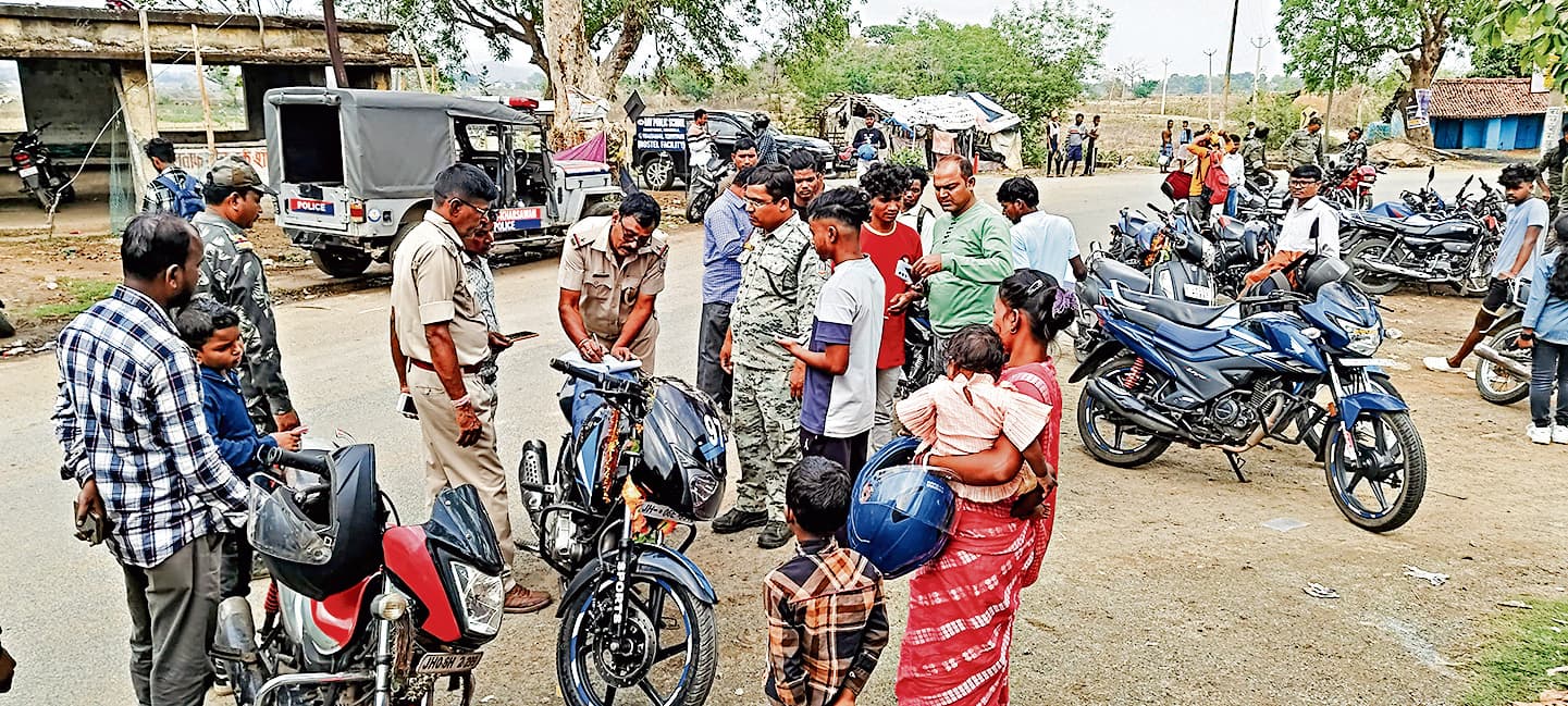 seraikela kharsawan news : 40 वाहनों से 30 हजार रुपये जुर्माना वसूला गया