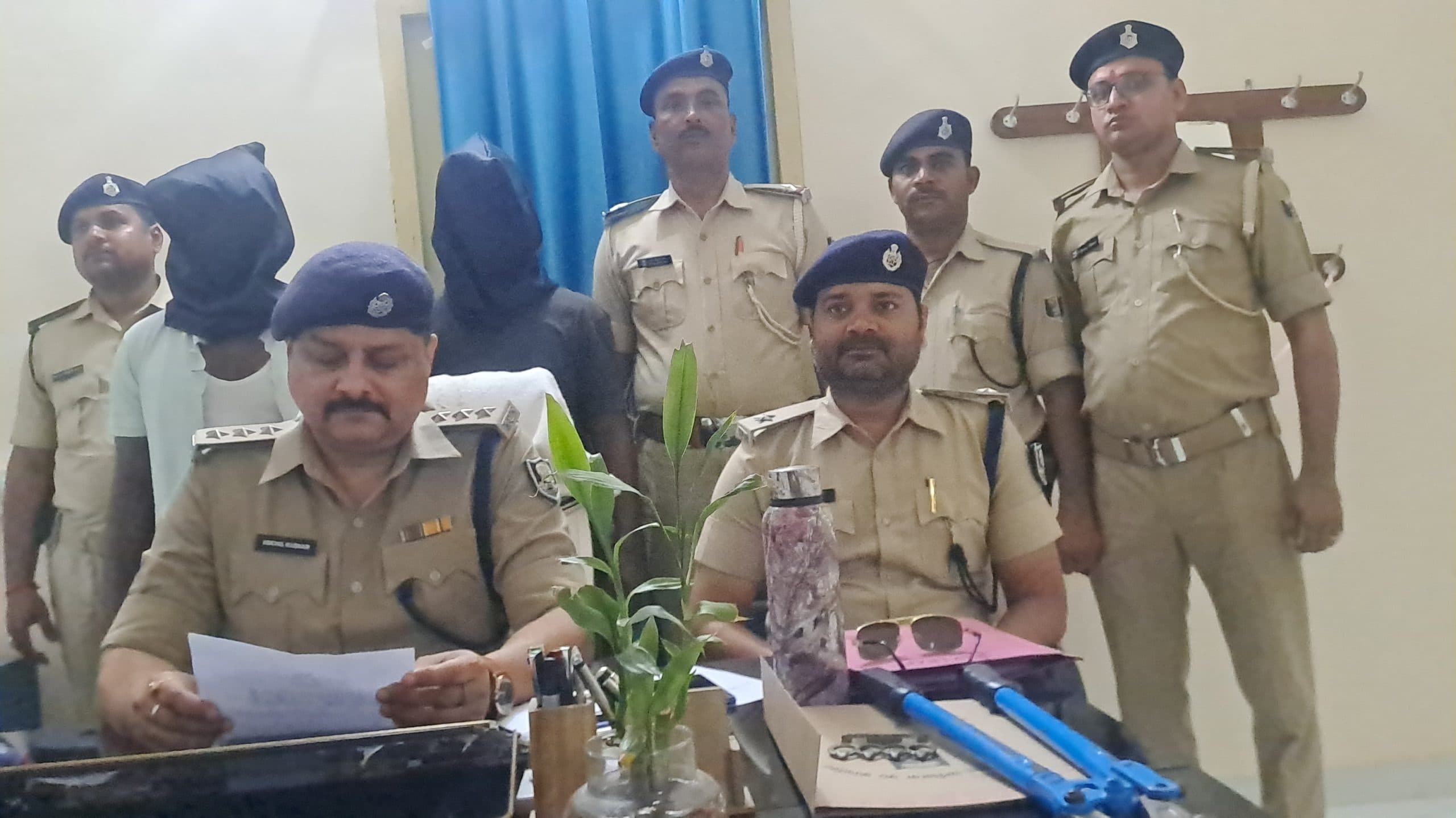 गोदाम में हुई डकैती में दो गिरफ्तार