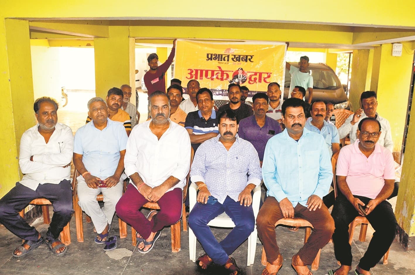 कहीं रोड पर निकाल दी सीढ़ी, तो कहीं खोल दी दुकान