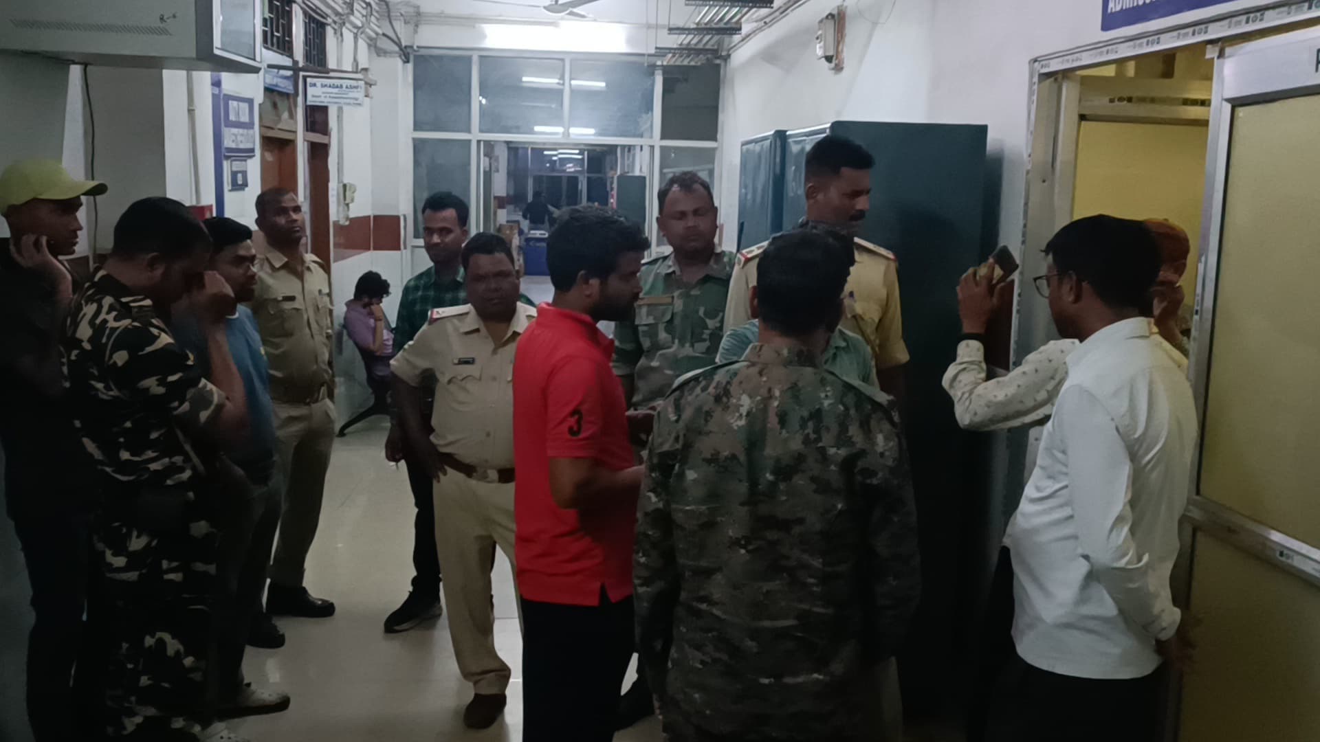 Dhanbad News: मरीज की मौत के बाद एसएनएमएमसीएच में हंगामा,