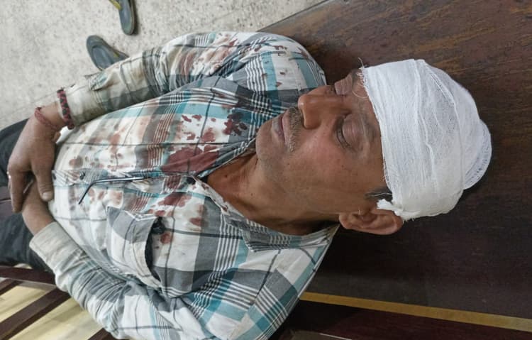 Dhanbad News: रास्ता घेरने को ले दो पक्षों में मारपीट, पांच घायल