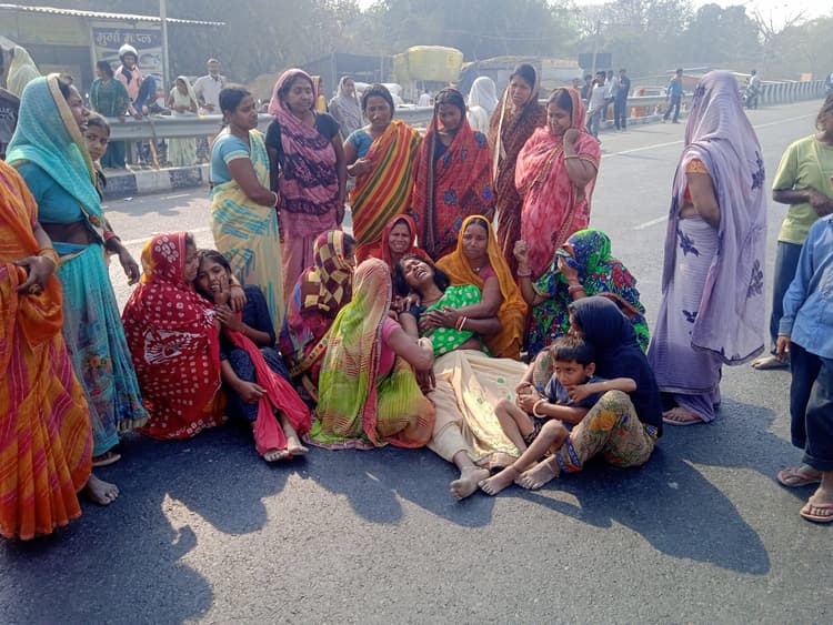 hajipur news. भगवानपुर में पेड़ से लटका मिला युवक का शव, परिजनों ने लगाया हत्या का आरोप