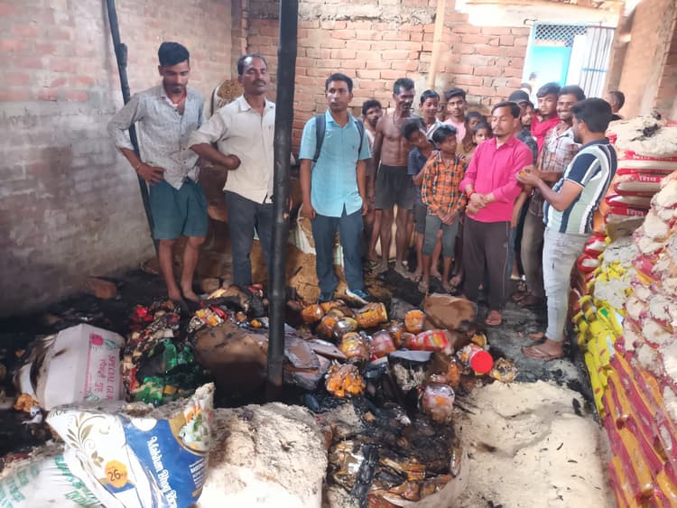 बिजली की शाॅर्ट सर्किट से गोदाम में आग, लाखों का सामान खाक