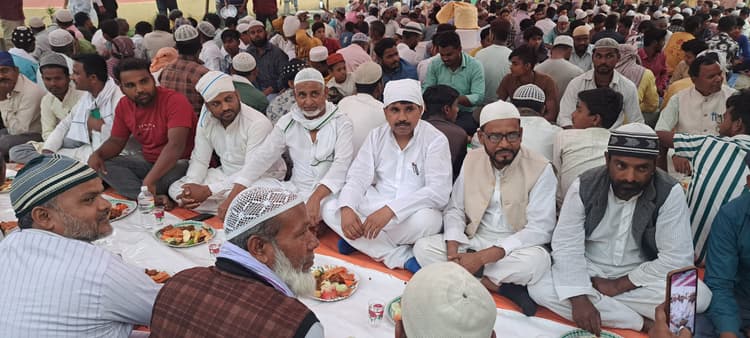 दावते इफ्तार पार्टी में रोजेदारों ने लजीज व्यंजनों का उठाया लुफ्त