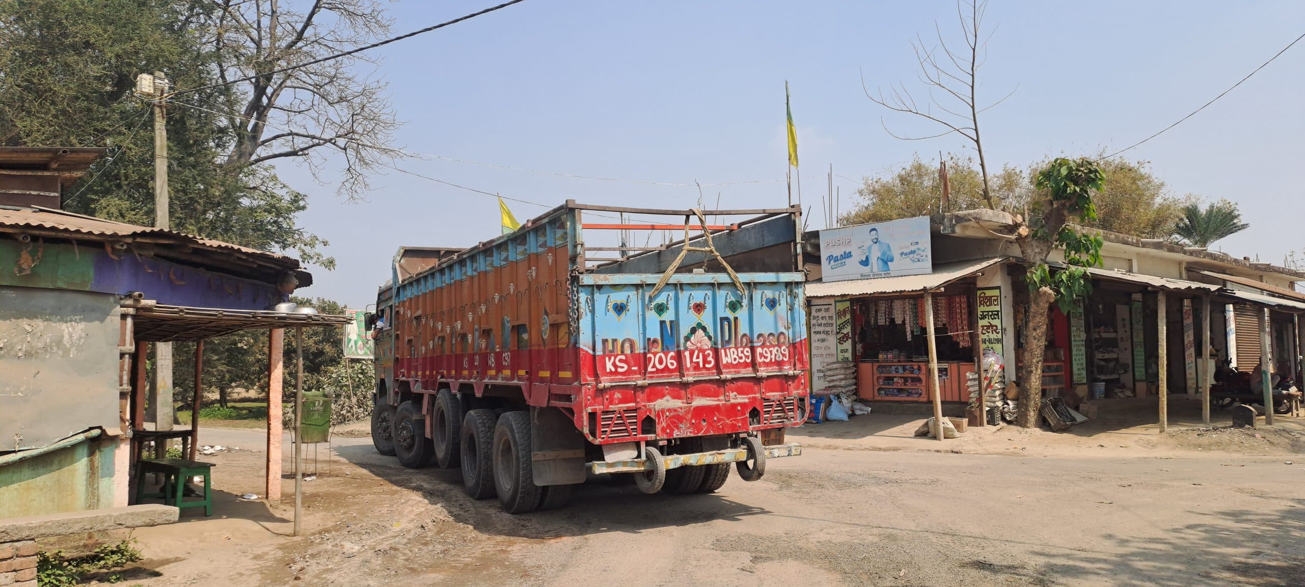 प्रभात पड़ताल: गड्ढे में तब्दील सड़क पर हिचकोले खाते हैं वाहन