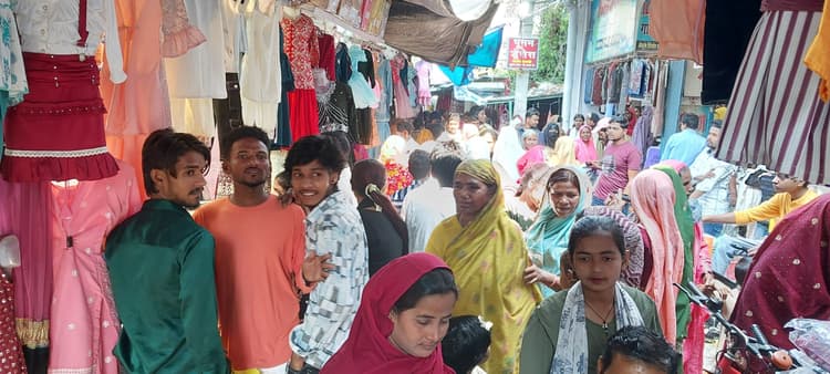 ईद को लेकर बाजार में बढ़ी चहल पहल, कपड़ों की खरीददारी के लिए उमड़ रही भीड़