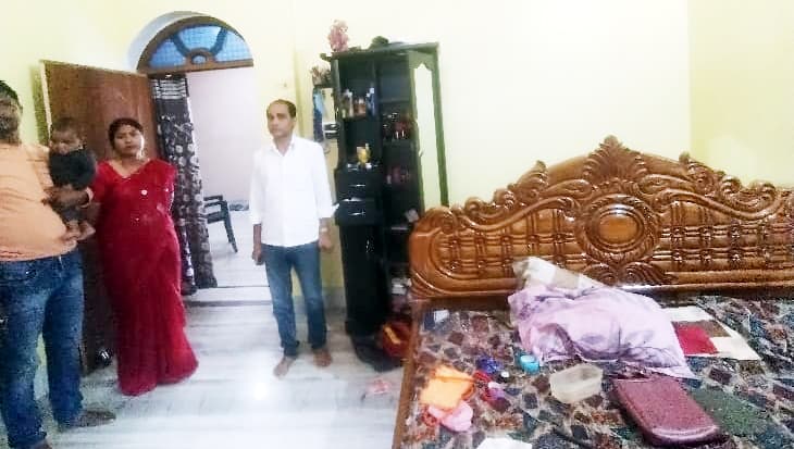 शिक्षक दंपती के बंद घर में जेवर व नकद समेत 4.28 लाख की चोरी