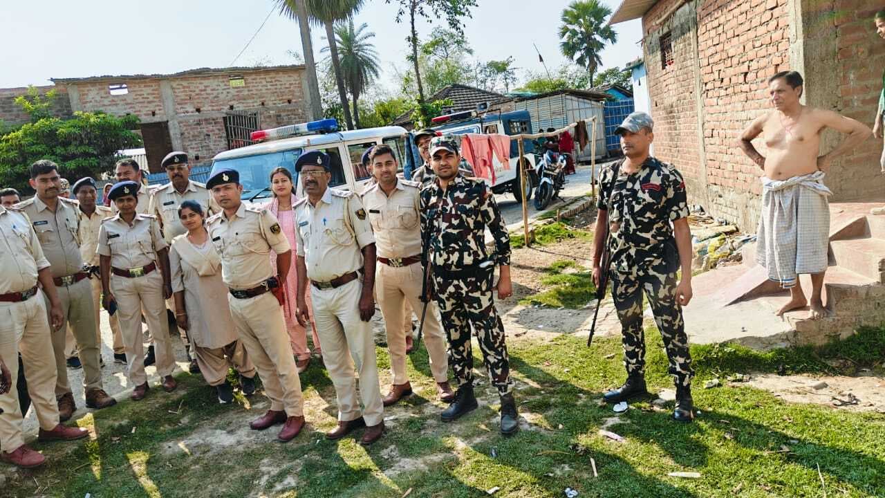 न्यायालय का फरार अभियुक्त के घर पुलिस ने की कुर्की, दूसरे के घर इस्तेहार चस्पाया