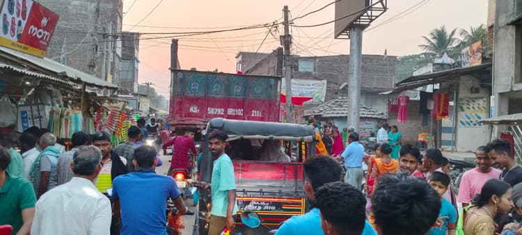 अमदाबाद बाजार में जाम की समस्या से लोग परेशान