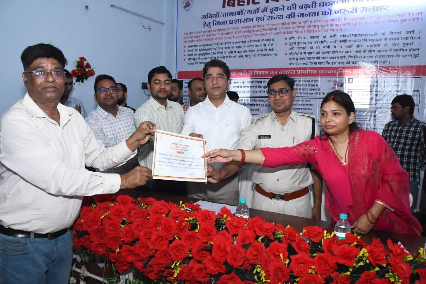 उमवि प्रधानाध्यापक को प्रशस्ति पत्र देकर सम्मानित किया