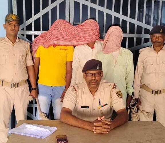 मनिहारी पुलिस ने तीन वारंटी को किया गिरफ्तार
