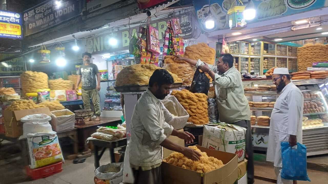 श्रृंगार, जूता-चप्पल और किराना दुकानों में जमकर हो रही खरीदारी