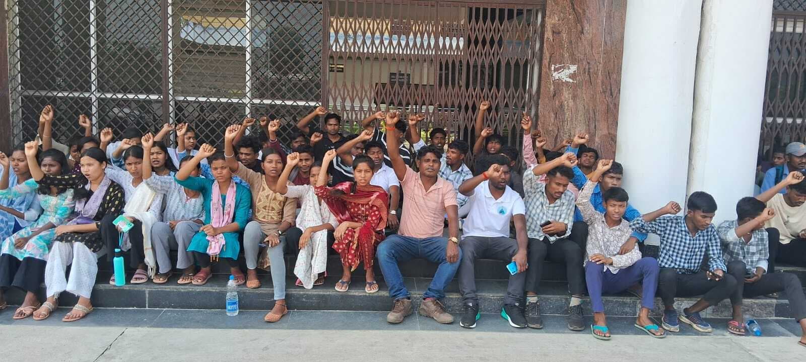 छात्र समन्वय समिति ने एसकेएमयू में की तालाबंदी