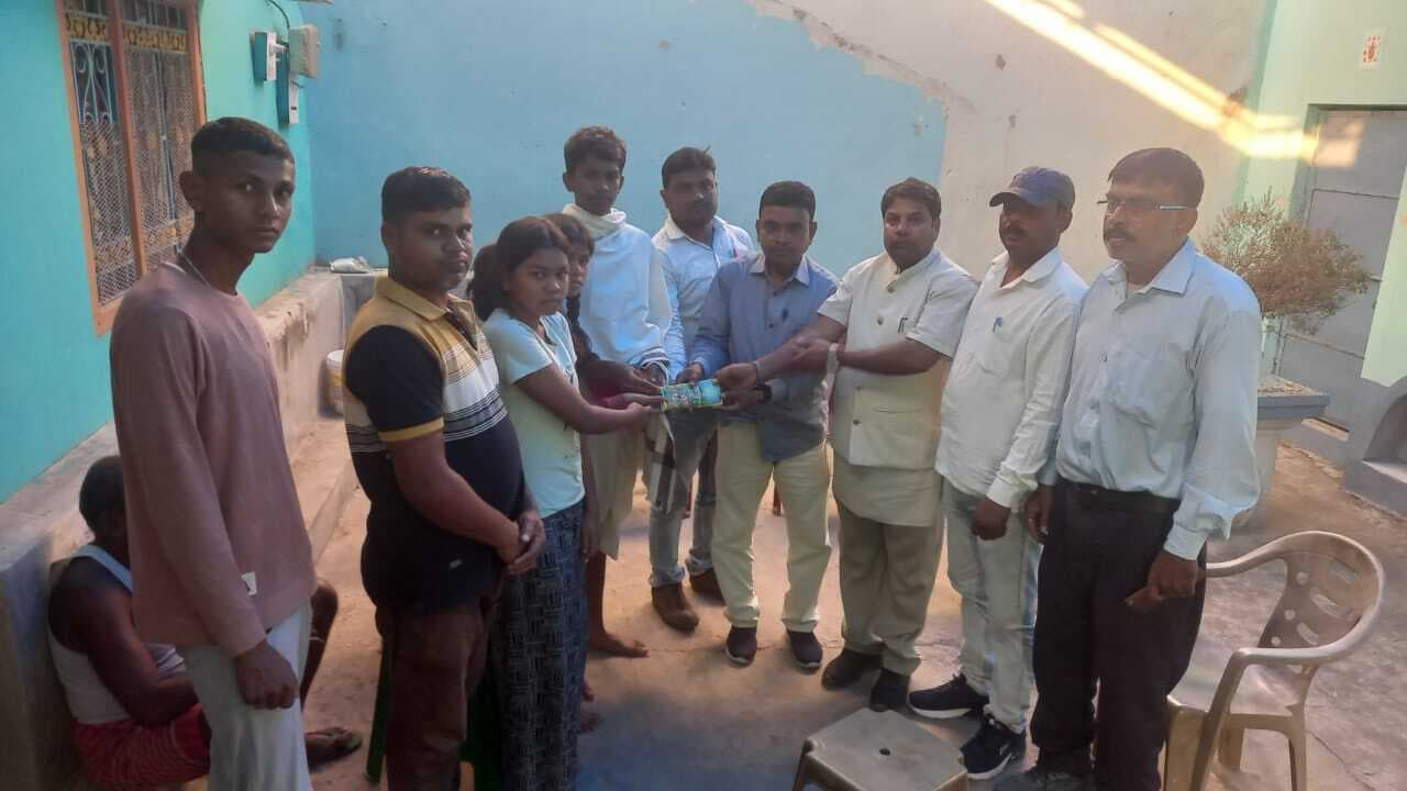 मृतक सहायक अध्यापक के परिजन से मिले शिक्षक