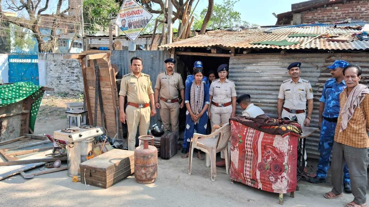 93 फरार आरोपितों के घरों को कुर्की करने पहुंची पुलिस